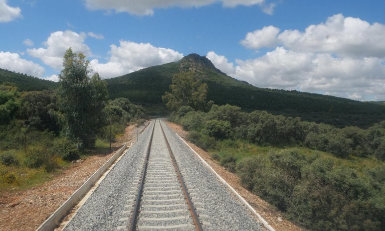 07/09/2026 Vía renovada Brazatortas-Guadalmez.

Los trabajos de renovación de la infraestructura llevados a cabo por ADIF en el tramo entre las estaciones de Brazatortas-Veredas y Guadalmez-Los Pedroches permiten reducir los tiempos de viaje en la línea Ciudad Real-Badajoz en una media de 19 minutos, desde el pasado lunes, 31 de agosto.

SOCIEDAD EXTREMADURA ESPAÑA EUROPA BADAJOZ
ADIF
