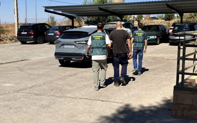 16/09/2026 Agentes de la Guardia Civil escoltan a la persona reclamada por las autoridades de Rumanía.
SOCIEDAD 
GUARDIA CIVIL