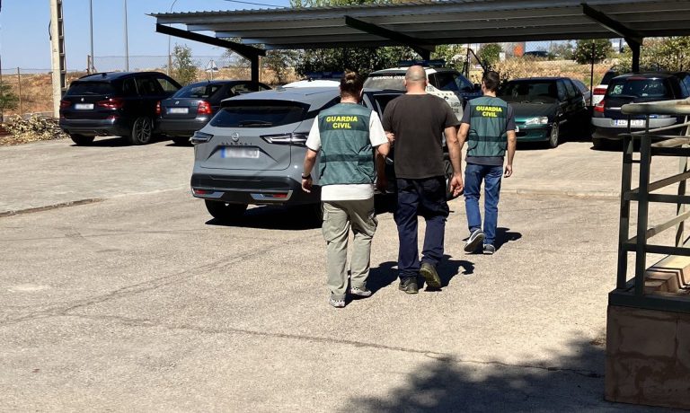 16/09/2026 Agentes de la Guardia Civil escoltan a la persona reclamada por las autoridades de Rumanía.
SOCIEDAD 
GUARDIA CIVIL