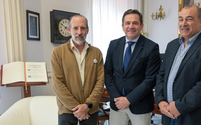 15/10/2026 El presidente de la institución provincial, Miguel Ángel Valverde, se ha reunido con el presidente de la Junta Directiva de la Asociación para el Desarrollo de la Actividad Deportiva, Miguel Ángel Muñoz Trapero, y con su vicepresidente, Joaquín Lemos..

El presidente de la Diputación de Ciudad Real, Miguel Ángel Valverde, ha mantenido una reunión en el Palacio provincial con el presidente de la Junta Directiva de la Asociación Deportiva Quijote Maratón ADAD, Miguel Ángel Muñoz Trapero, y con su vicepresidente, Joaquín Lemos, para conocer de primera mano los detalles y los últimos preparativos de la próxima edición del Quijote Maratón que tendrá lugar el próximo domingo, 18 de octubre, en Ciudad Real.

DEPORTES ESPAÑA EUROPA CASTILLA-LA MANCHA
DIPUTACIÓN DE CIUDAD REAL