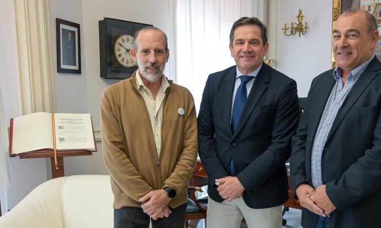 15/10/2026 El presidente de la institución provincial, Miguel Ángel Valverde, se ha reunido con el presidente de la Junta Directiva de la Asociación para el Desarrollo de la Actividad Deportiva, Miguel Ángel Muñoz Trapero, y con su vicepresidente, Joaquín Lemos..

El presidente de la Diputación de Ciudad Real, Miguel Ángel Valverde, ha mantenido una reunión en el Palacio provincial con el presidente de la Junta Directiva de la Asociación Deportiva Quijote Maratón ADAD, Miguel Ángel Muñoz Trapero, y con su vicepresidente, Joaquín Lemos, para conocer de primera mano los detalles y los últimos preparativos de la próxima edición del Quijote Maratón que tendrá lugar el próximo domingo, 18 de octubre, en Ciudad Real.

DEPORTES ESPAÑA EUROPA CASTILLA-LA MANCHA
DIPUTACIÓN DE CIUDAD REAL