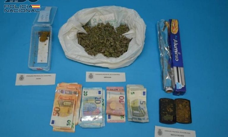 20/10/2026 Tras un registro domiciliario se intervino diversa cantidad de sustancias estupefacientes y dinero en efectivo, procediendo a la detención de dos personas..

La Policía Nacional ha detenido en Ciudad Real a dos personas acusadas de un delito contra la salud pública, tras identificar su domicilio en el casco urbano de la ciudad como un punto de venta de estupefacientes.

SOCIEDAD 
POLICÍA NACIONAL