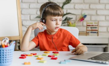 nino-tiro-medio-auriculares-1200x756