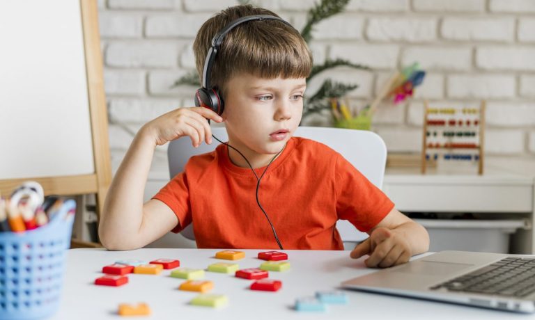 nino-tiro-medio-auriculares-1200x756