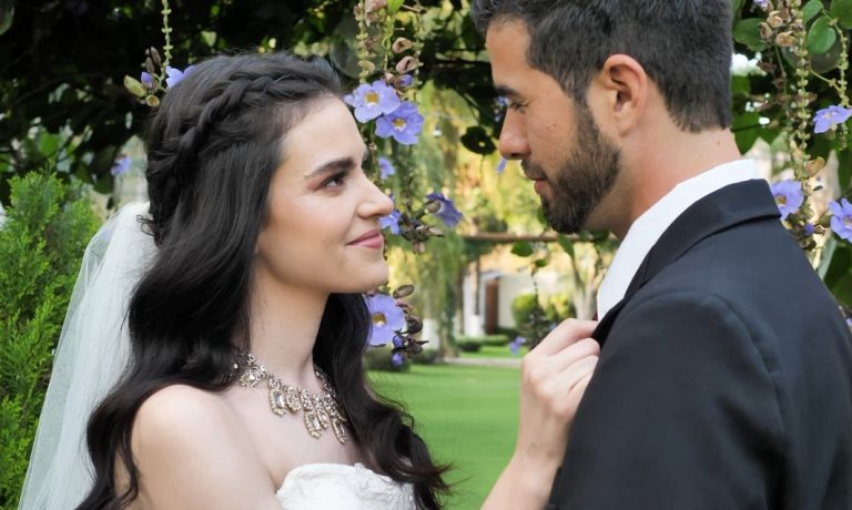 Foto de una pareja de novios casándose