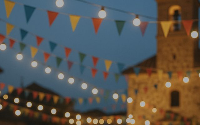 Ilustración de un pueblo en fiestas